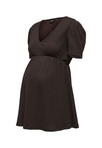 Καφέ υφασμάτινο κοντομάνικο φόρεμα εγκυμοσύνης με V-λαιμόκοψη και μέση στυλ αυτοκρατορίας, σχεδιασμένο για άνεση και στυλ.