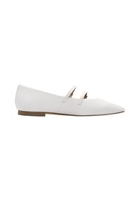 Des chaussures plates en cuir blanc avec un bout pointu, dotées de deux fines brides sur le coup de pied et d'un petit talon en bois. Texture lisse.