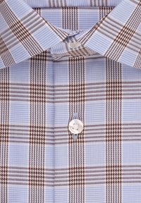 Heren geruit shirt met een lichtblauw en bruine checkpatroon, knoopsluiting en een klassieke kraag van textuurstof.