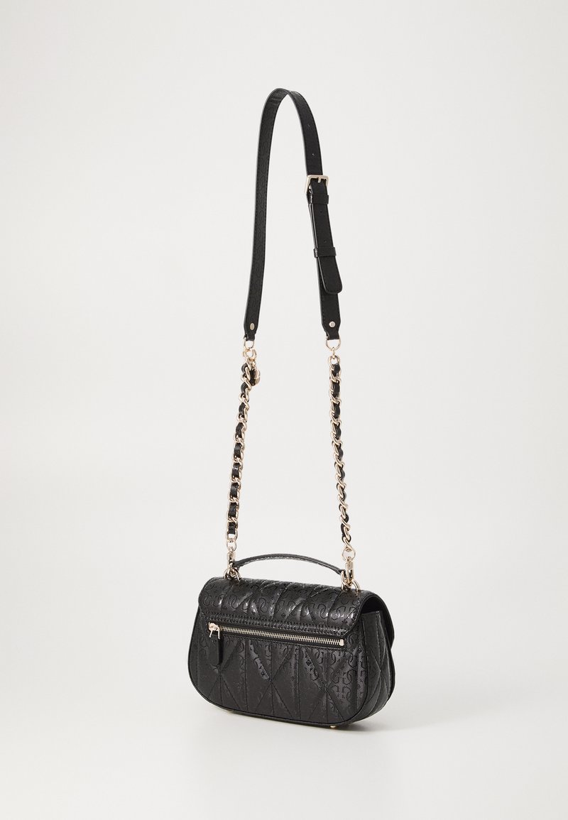 Czarna pikowana torebka z teksturowanym wykończeniem, z złotym łańcuszkiem i skórzanym paskiem na ramię, z zamkiem błyskawicznym oraz zaokrąglonym kształtem.