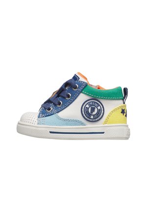 Scarpa da toddler colorata con lacci blu, punta bianca, pannelli in tessuto multicolore e toppa circolare con logo sul lato.