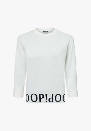 Witte gebreide trui met lange mouwen, ronde hals en een zwart gemønsterd band aan de onderkant met de tekst "JOOP!" in vetgedrukte, contrasterende letters.