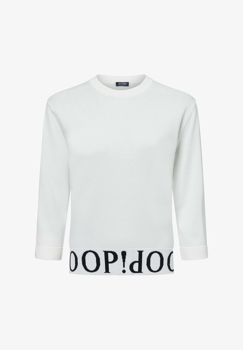 Witte gebreide trui met lange mouwen, ronde hals en een zwart gemønsterd band aan de onderkant met de tekst "JOOP!" in vetgedrukte, contrasterende letters.