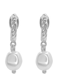 Zilveren oorbellen met gedraaide hoepels en onregelmatige, glanzende witte pareldruppels. De parels hebben een gladde textuur en een afgeronde vorm.
