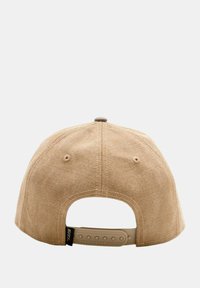 Gorra de béisbol color caqui con una tela texturizada, cierre ajustable de plástico tipo snapback y un botón centrado en la parte superior. Etiquetas visibles en la parte trasera.