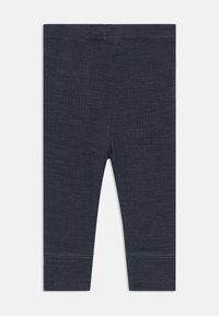 Sötétkék leggings, textúrált anyagból, kényelmes derékpánttal és szegélyezett ujjakra. Egyszerű dizájn, alkalmas mindennapi viselethez.