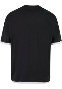 Sort bomulds T-shirt med rund hals, korte ærmer med hvide detaljer på manchetterne, og en afslappet pasform samt en glat tekstur.