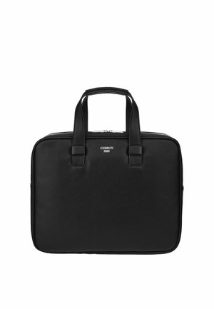 Czarna skórzana teczka o fakturowanej powierzchni, z podwójnymi uchwytami, srebrnym zamkiem błyskawicznym i logo "Cerruti 1881" umieszczonym na centralnej części przedniego panelu.