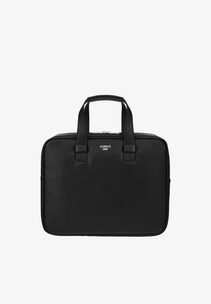 Črno usnjena aktovka z dvojnimi ročaji, srebrnim zadrgo in logotipom "Cerruti 1881" na sredini sprednje plošče.