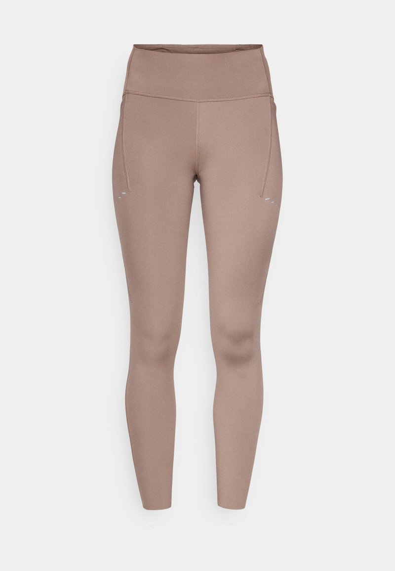 Leggings marron taille haute avec une texture lisse, dotés de poches latérales et de petits accents réfléchissants sur le devant.