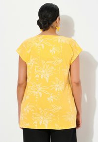 Ulla Popken PALM TREE  SLEEVE  - T-Shirt print - light mango