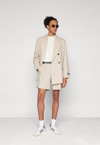 Jack & Jones JORDAYTON OVERSIZED SHORTS SUIT - Costume - feather gray