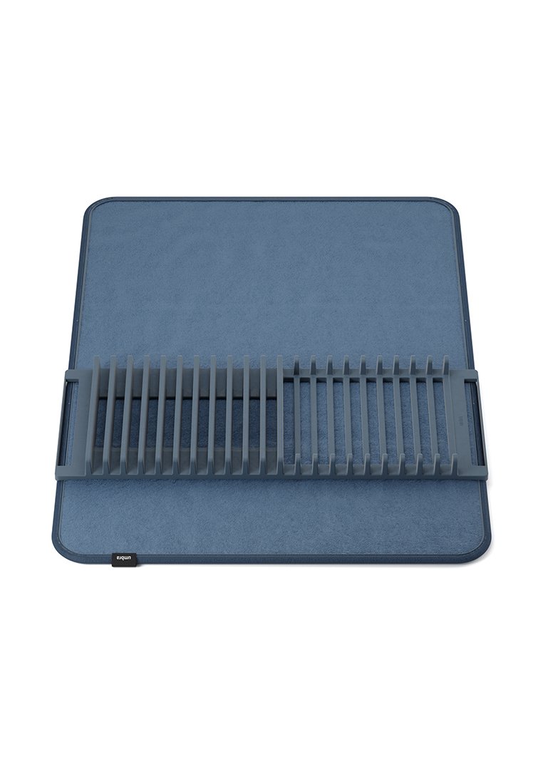 Blaues Filzmatte mit einem dunkelgrauen Silikon-Trockengestell darauf. Das Trockengestell verfügt über mehrere vertikale Schlitze zur Platzierung von Geschirr.
