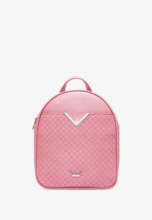 Rosa Lederrucksack mit strukturiertem Diamantmuster, abgerundetem oberen Rand, V-förmigem weißen Akzent vorne und Logo am unteren Rand.