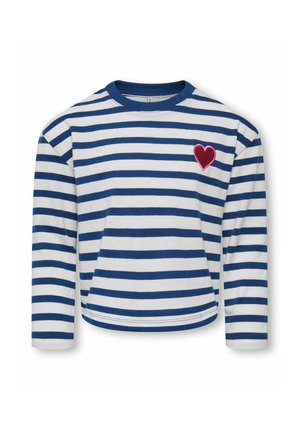 Chemise blanche à manches longues avec des rayures horizontales bleu marine et un petit écusson cœur rouge sur le côté gauche de la poitrine.