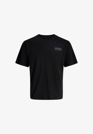 Fekete pamut póló kerek nyakkal, rövid ujjakkal és egy kis fehér nyomott logóval a bal mellrészen. Sima textúra, laza szabás.