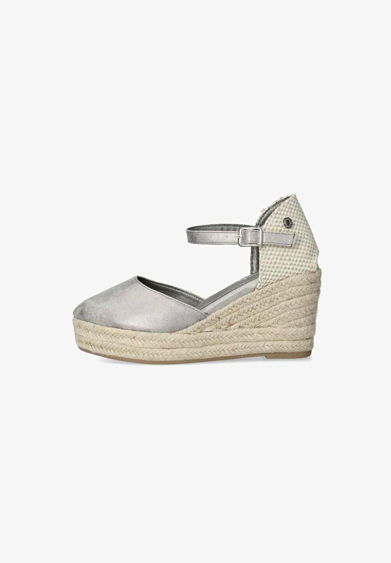 Espadrille compensée argentée avec bride à la cheville, semelle plateforme en jute tissée et contrefort de talon texturé avec fermeture à boucle.