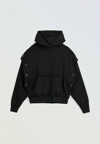 Czarna bluza z kapturem z kieszenią kangurzą, w oversize'owym kroju, z detalami w postaci oczek na rękawach oraz regulowanym kapturem. Wykonana z miękkiego materiału z prążkowanymi mankietami.