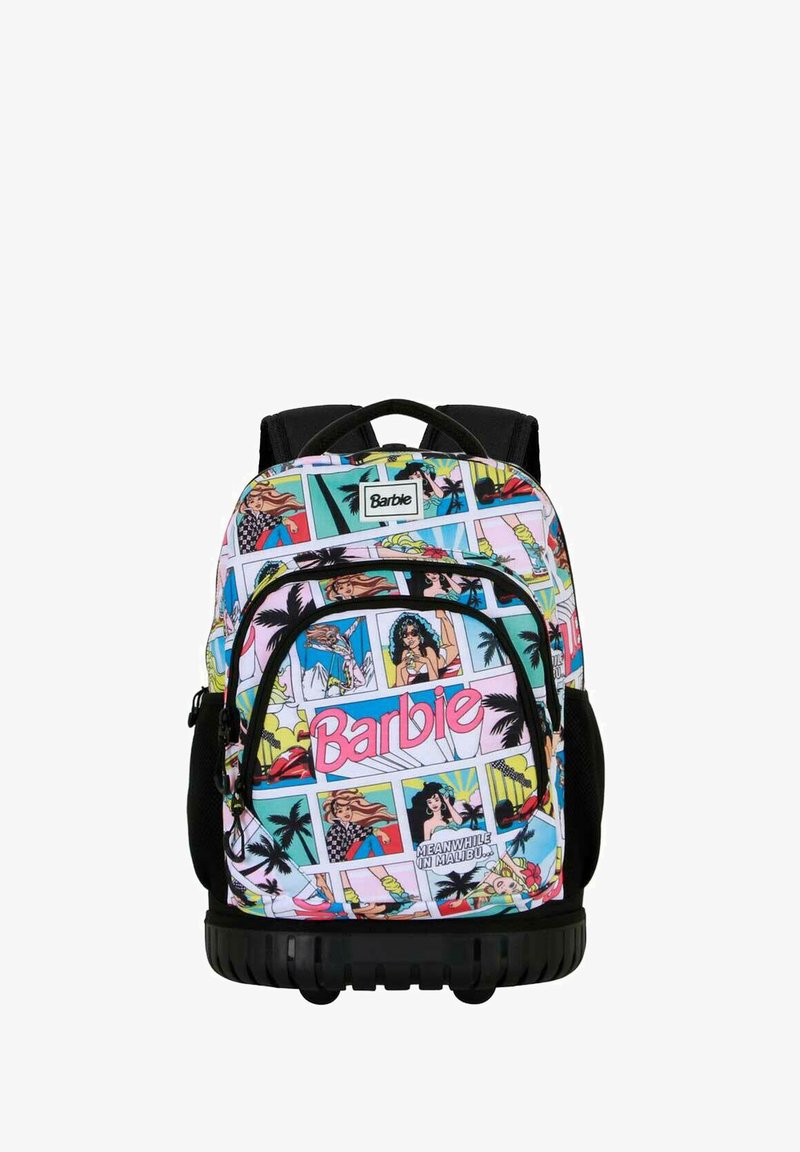 Mochila con un collage colorido de gráficos de Barbie sobre un fondo claro, con acentos en negro y una base texturizada para mayor estabilidad.