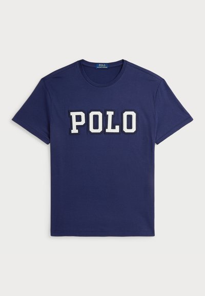 Tengerészkék pamut póló, nagy fehér "POLO" grafikával, kerek nyakkivágással és rövid ujjakkal.