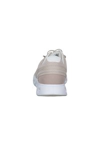 Scarpa sportiva beige con tomaia in maglia testurizzata, dettagli in rete e suola bianca. Presenta lacci e un collare imbottito per supporto.