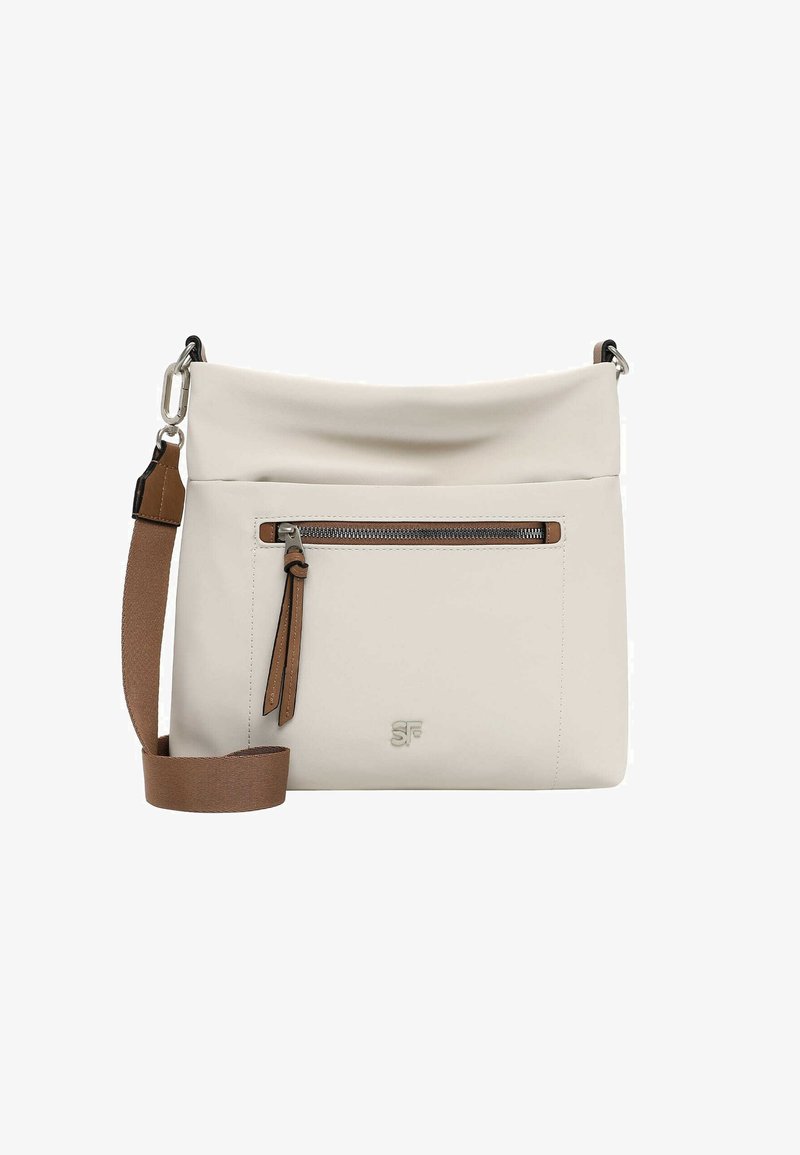 Bolso bandolera crema con bolsillo frontal con cremallera, tirador de cremallera de cuero marrón, correa ajustable de tela marrón y pequeño logo en relieve.