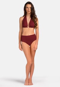 Bordo zestaw bikini z halterem, posiadający głębokie wycięcie w kształcie V oraz wysoką talię. Gładki, elastyczny materiał w jednolitym kolorze.