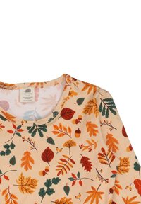 Beige Langarmshirt mit Rundhalsausschnitt, das mit einem Herbstlaubdruck in orange, rot, grün und braunen Farbtönen versehen ist. Glatte Stoffoberfläche.