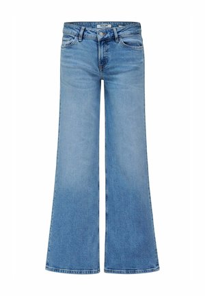 Vaqueros azul claro de talle alto con piernas anchas, cierre de botón y cremallera, y bolsillos delanteros y traseros, extendidos sobre un fondo blanco.