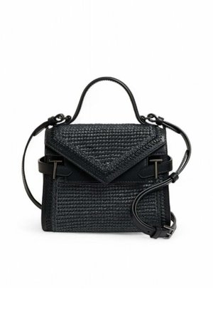 Sac à main noir en woven avec une forme structurée, doté d'un rabat triangulaire, d'accents en cuir et d'une bandoulière amovible.