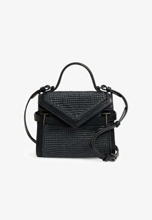 Schwarze gewebte Handtasche mit strukturierter Form, die eine dreieckige Klappe, Lederakzente und einen abnehmbaren Schulterriemen aufweist.