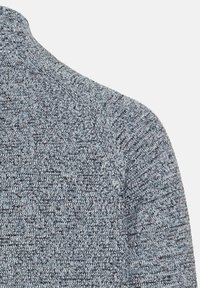 Strickpullover mit einem strukturierten grau-blauen Muster, hohem Kragen, gerippten Details und Raglanärmeln.