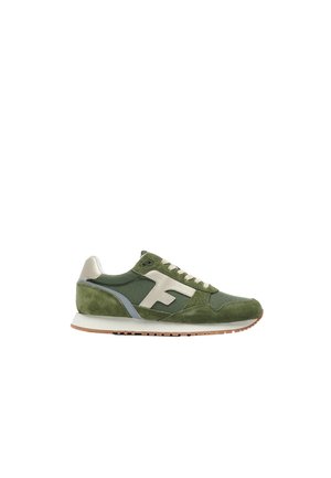 Zapatilla deportiva verde y beige con cordones blancos, materiales de ante y malla, y un logotipo blanco "F" en el lateral.