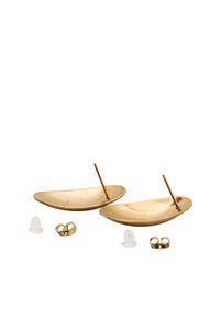 Pendientes de metal en tono dorado con una forma curva similar a un barco, que presentan postes delgados. Incluyen respaldos de silicona y metal. Superficie lisa y reflectante.