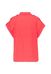 Koraalgekleurde blouse met korte mouwen, een kraag en schouderaccenten. Glad materiaal met een losse pasvorm en een afgeronde zoom.