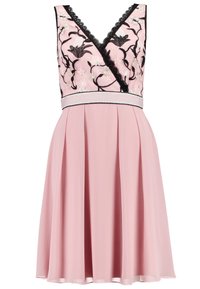 Růžové šaty bez rukávů s černým krajkovým lemem, výstřihem do V, květinovou výšivkou na korzetu, úzkým pasem se světle růžovým páskem a rozšířenou sukní.