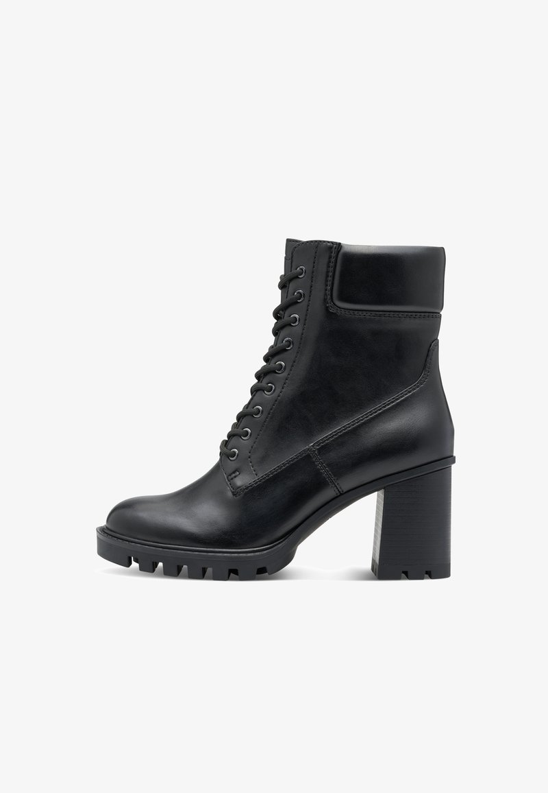 Bottine en cuir noir avec un laçage sur le devant, un talon épais et une semelle robuste. Fini lisse avec un bout rond et un col rembourré.