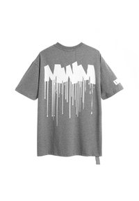 Camiseta de algodón gris con un gran estampado blanco en estilo graffiti dripping en la parte posterior, con mangas cortas y un ajuste relajado.