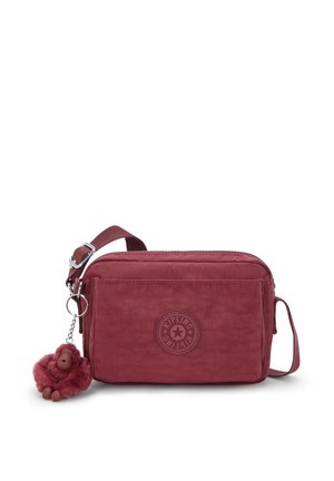 Borsa a tracolla rossa in tessuto con finitura testurizzata, tracolla regolabile, logo circolare e un ciondolo staccabile a forma di scimmia pelosa.
