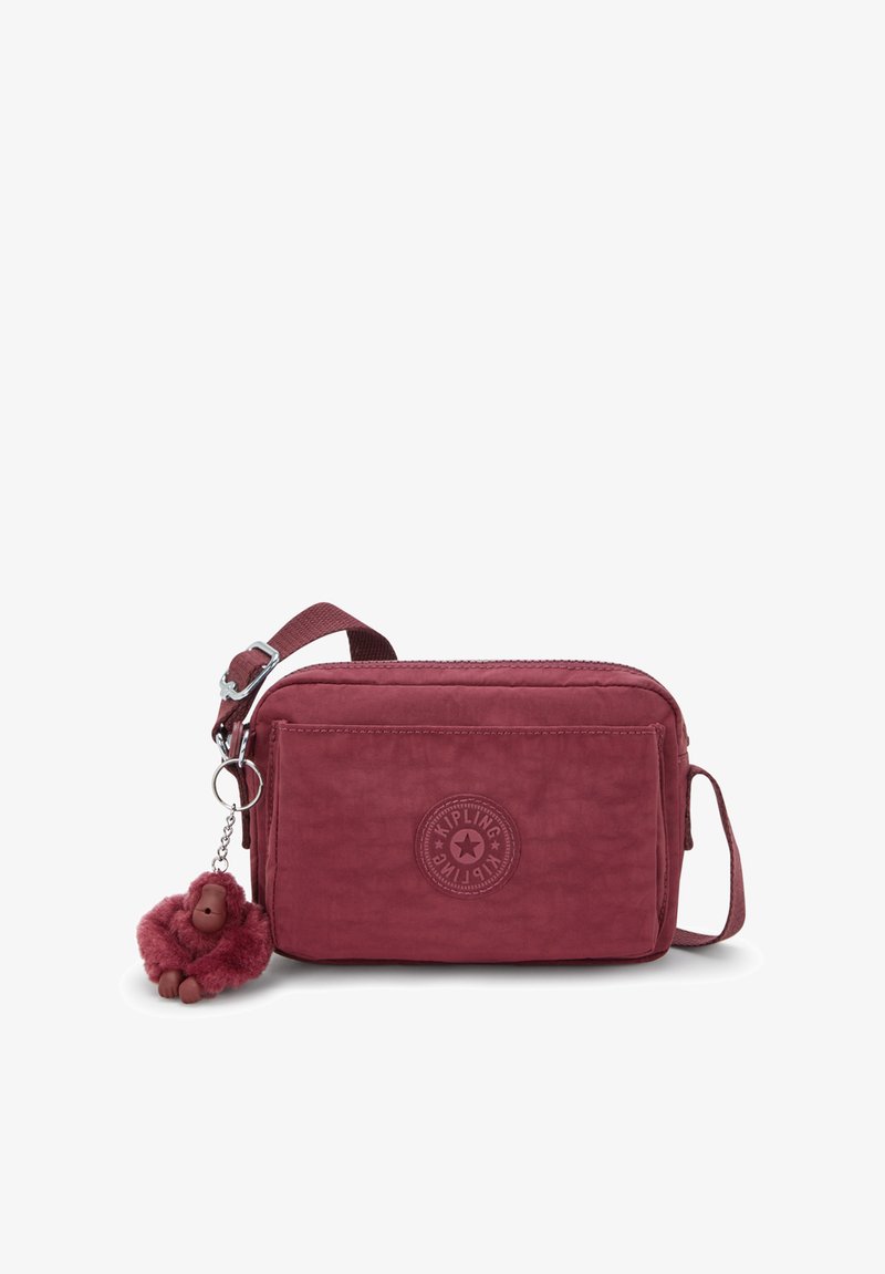 Borsa a tracolla rossa in tessuto con finitura testurizzata, tracolla regolabile, logo circolare e un ciondolo staccabile a forma di scimmia pelosa.