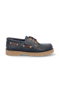 Zapato de barco de cuero azul marino con suela de goma color tan, puntera redonda, costuras en azul marino, acentos marrones y ojales dorados para los cordones.