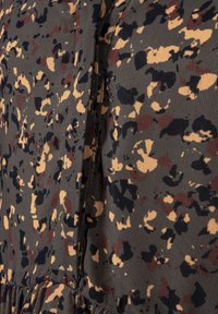 happy girls GEMUSTERTES MIT TRANSPARENTEM ÄRMEL - Denní šaty - olive