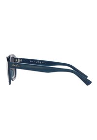Occhiali da sole Ray-Ban con montatura in plastica blu navy, lenti rettangolari e stanghette sottili con logo inciso e dettagli di certificazione.