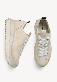 Sneakers in tela beige con una suola alta e liscia. Le caratteristiche includono lacci bianchi, battistrada a zigzag e una linguetta sul retro. Taglia 37.