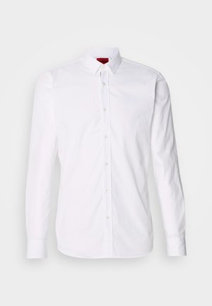 Chemise blanche à manches longues avec col classique, patte de boutonnage à l'avant et texture en coton lisse.