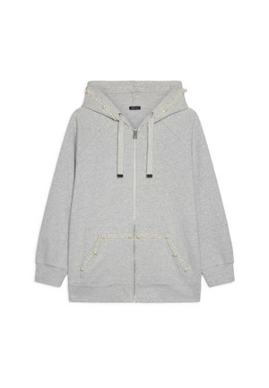 Sudadera gris con cremallera y capucha, con acentos de perlas en la capucha y los bolsillos. Fabricada con una suave tela texturizada y mangas raglán.