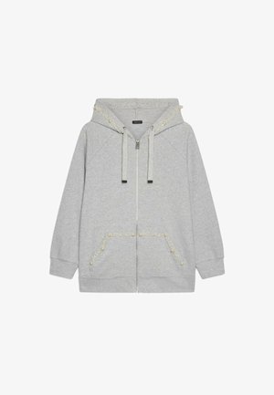 Sudadera gris con cremallera y capucha, con acentos de perlas en la capucha y los bolsillos. Fabricada con una suave tela texturizada y mangas raglán.
