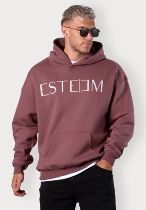 Mauve Kapuzenpullover mit einer Fronttasche, der mit einem weißen grafischen Textdesign mit der Aufschrift "ESTEEM" versehen ist. Hergestellt aus weichem, strukturiertem Stoff.