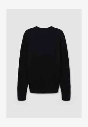 Ciemnoniebieski sweter z dzianiny, z prążkowaną teksturą, okrągłym dekoltem, długimi rękawami i luźnym krojem, widoczny od tyłu.