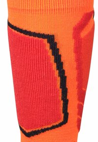 Felle oranje sok met een gestructureerd breipatroon,accentueert een gedurfde rode en zwarte grafische ontwerp, dat een geometrische vorm benadrukt.